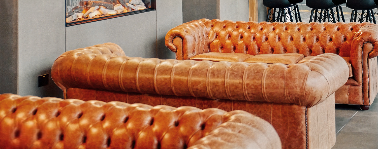 Bannière promotionnelle présentant un canapé Chesterfield en cuir marron.