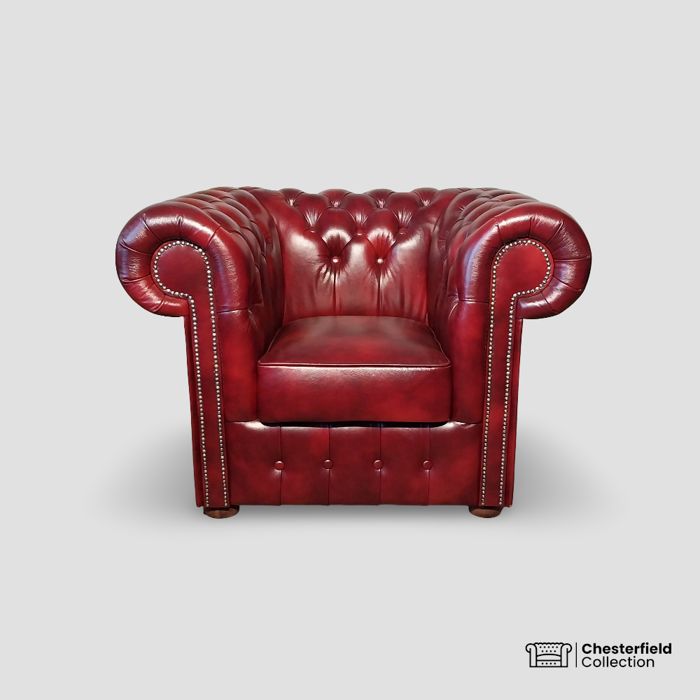 Canapé Chesterfield 1 place Bordeaux, vue de face.
