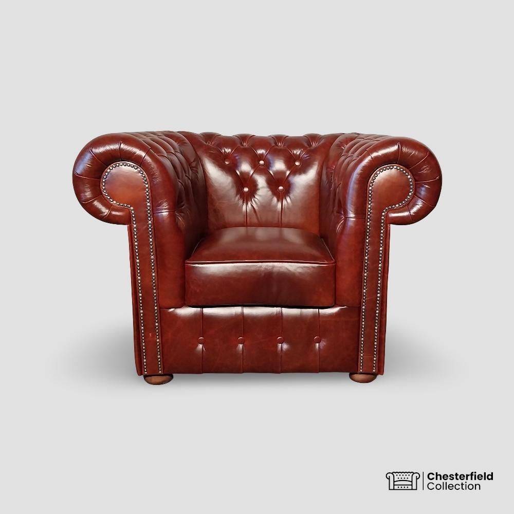 Canapé Chesterfield 1 place Cognac, vue de face.