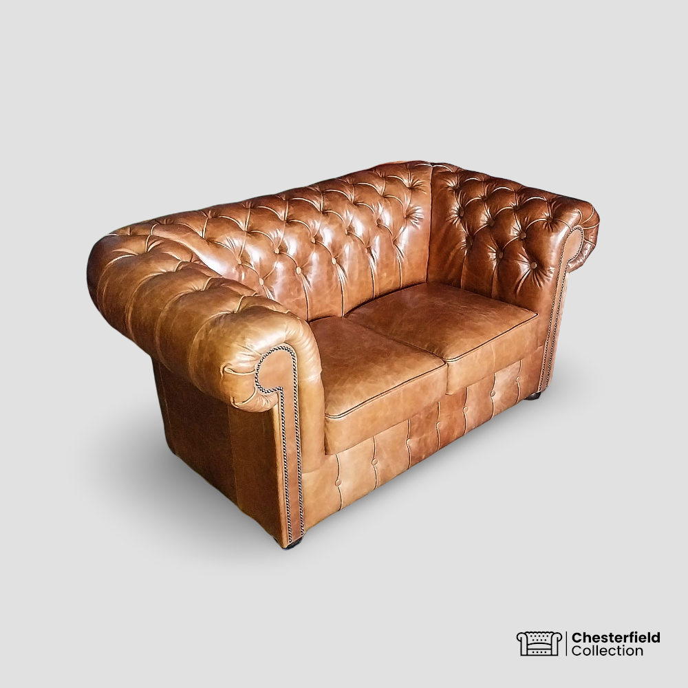 Canapé Chesterfield 2 places Amber, vue de profil côté gauche.