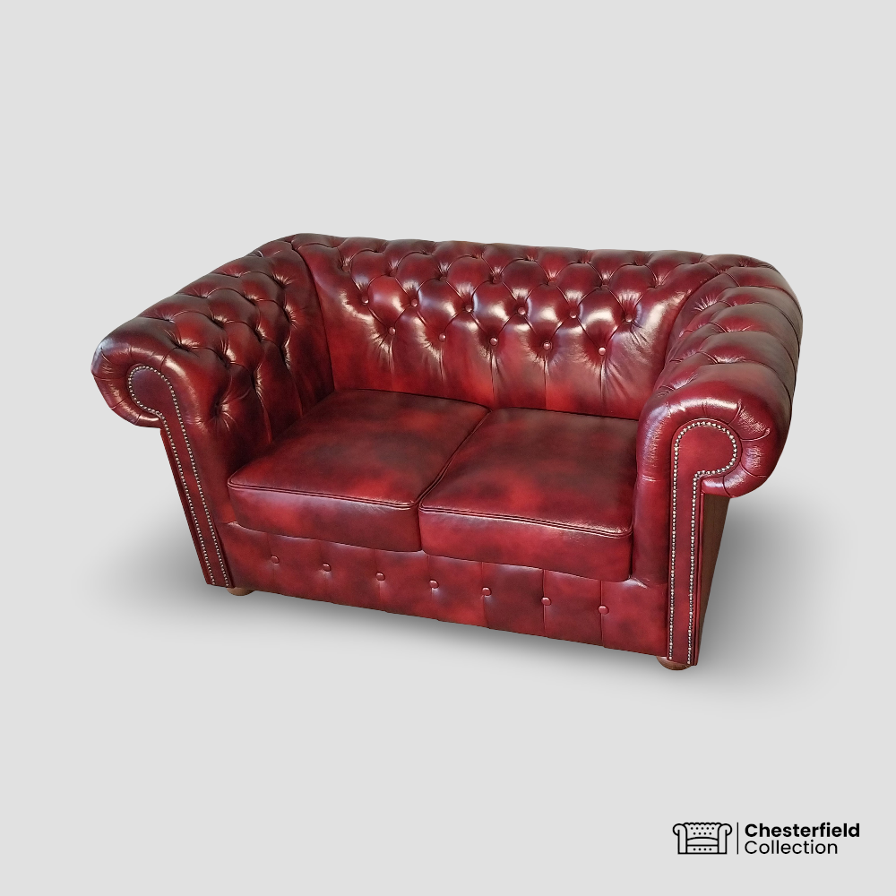 Canapé Chesterfield 2 places Bordeaux, vue de profil côté droit.
