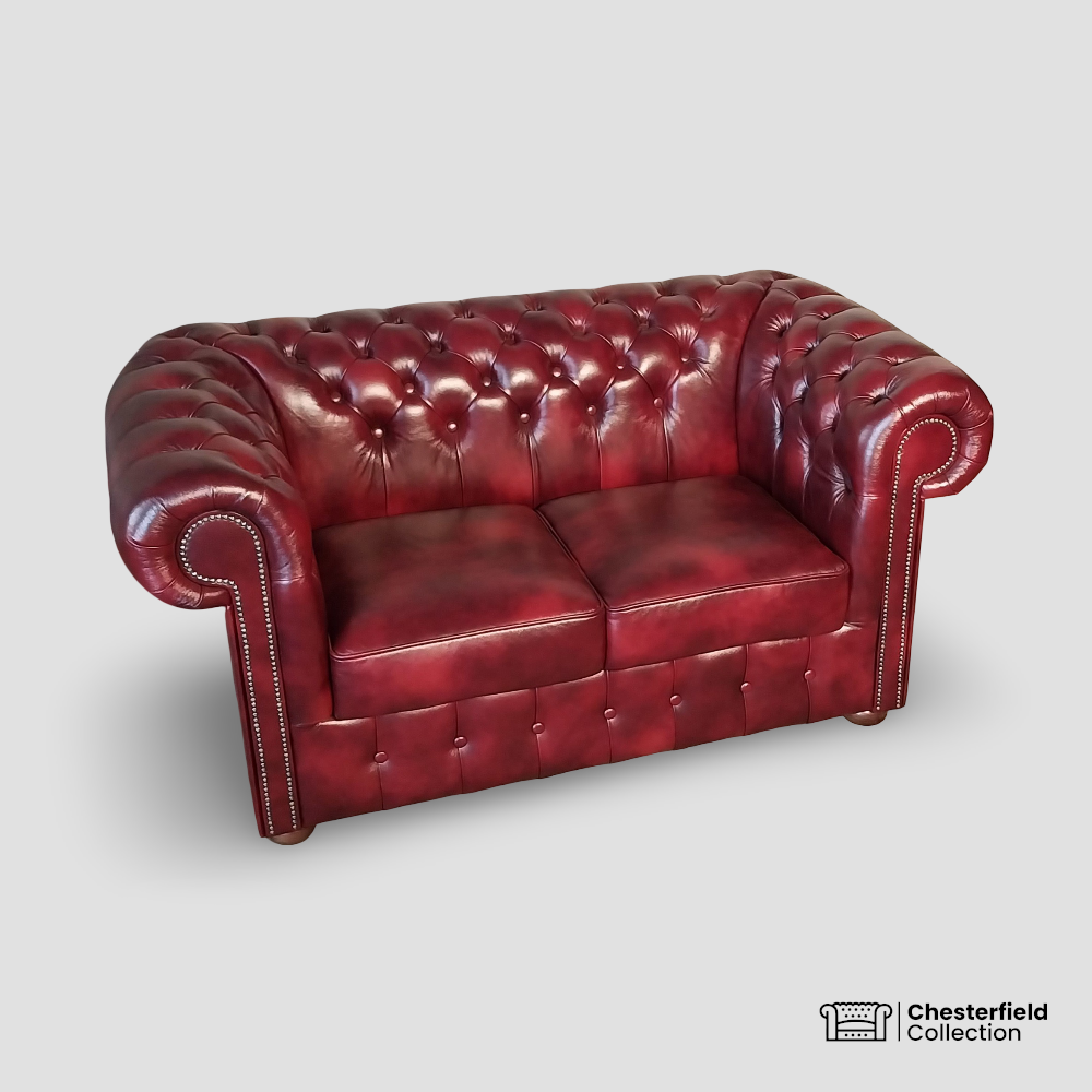 Canapé Chesterfield 2 places Bordeaux, vue de profil côté gauche.