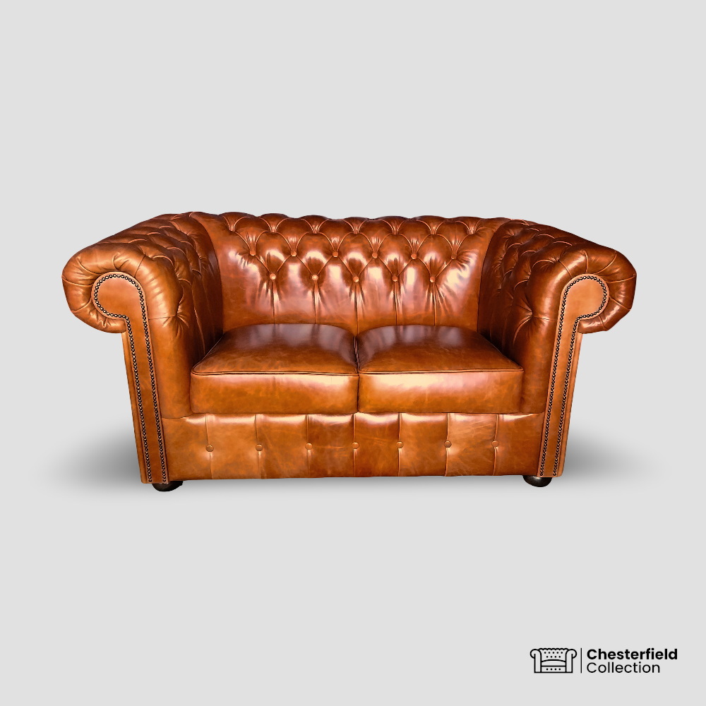 Canapé Chesterfield 2 places Camel, vue de face.