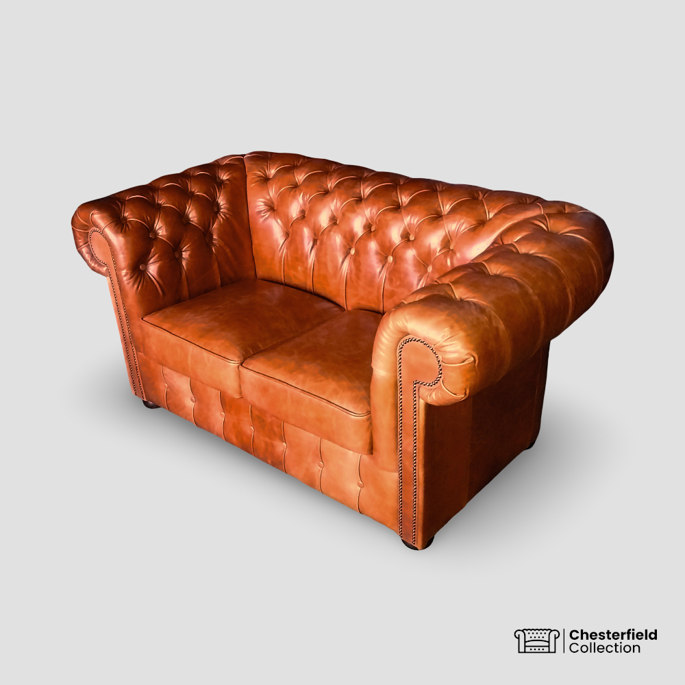 Canapé Chesterfield 2 places Camel, vue de profil côté droit.