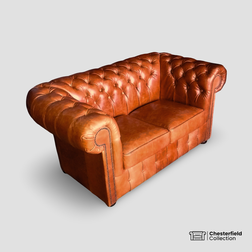 Canapé Chesterfield 2 places Camel, vue de profil côté gauche.