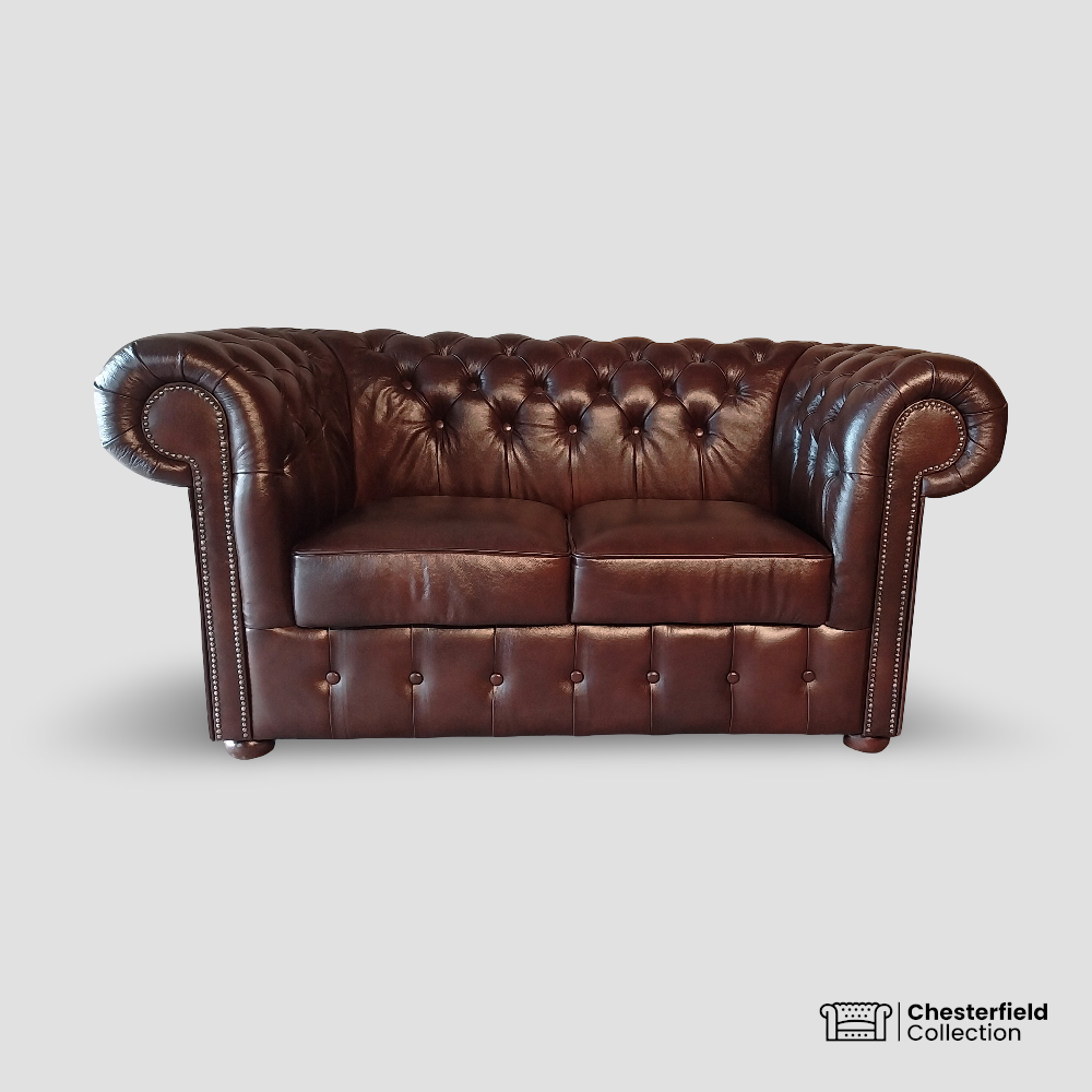 Canapé Chesterfield 2 places Chocolat, vue de face.