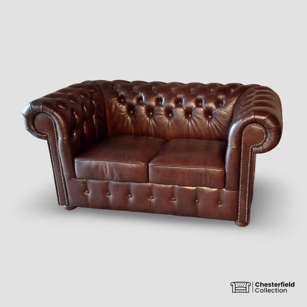 Canapé Chesterfield 2 places Chocolat, vue de profil côté droit.