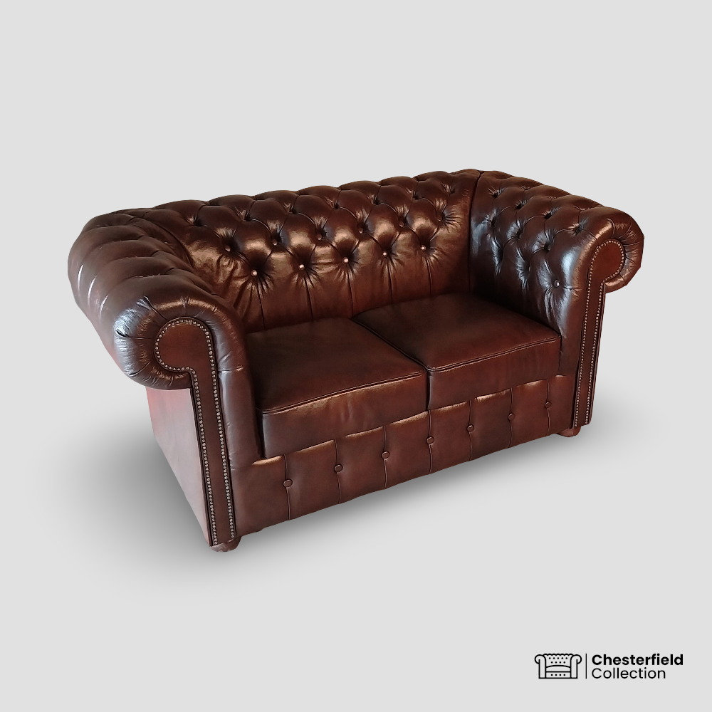Canapé Chesterfield 2 places Chocolat, vue de profil côté gauche.