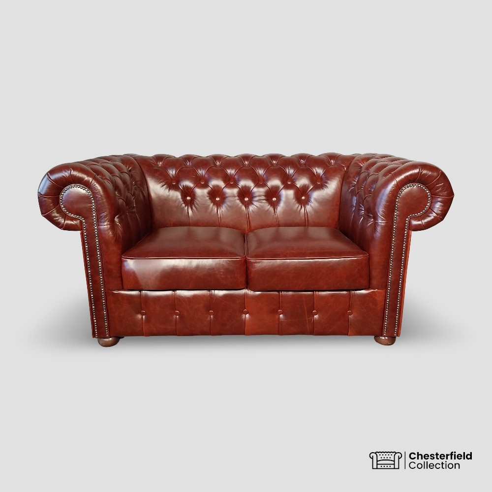 Canapé Chesterfield 2 places Cognac, vue de face.