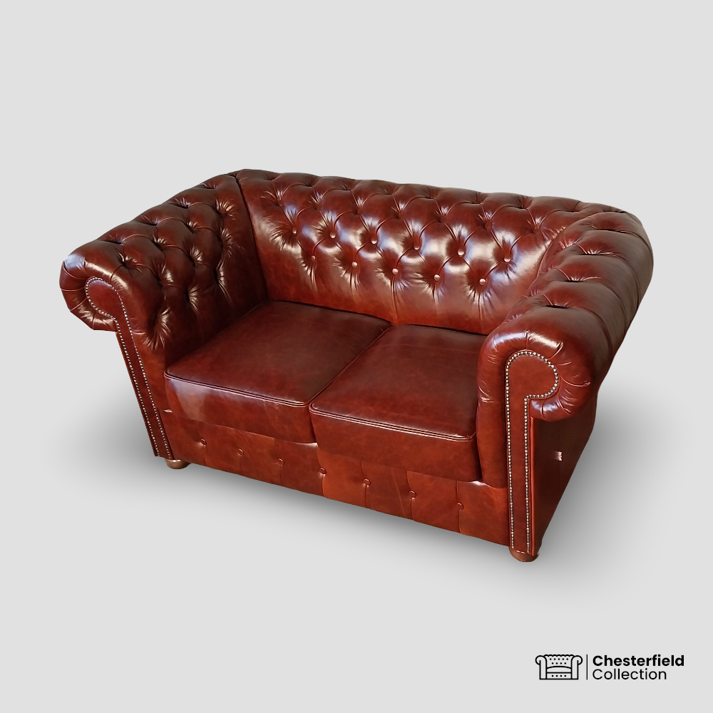 Canapé Chesterfield 2 places Cognac, vue de profil côté droit.