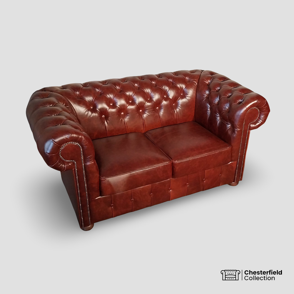 Canapé Chesterfield 2 places Cognac, vue de profil côté gauche.