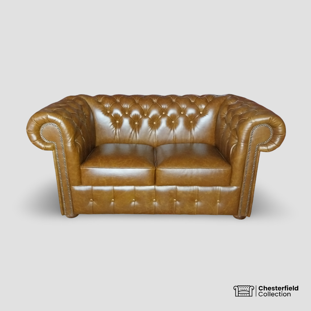 Canapé Chesterfield 2 places Fauve, vue de face.