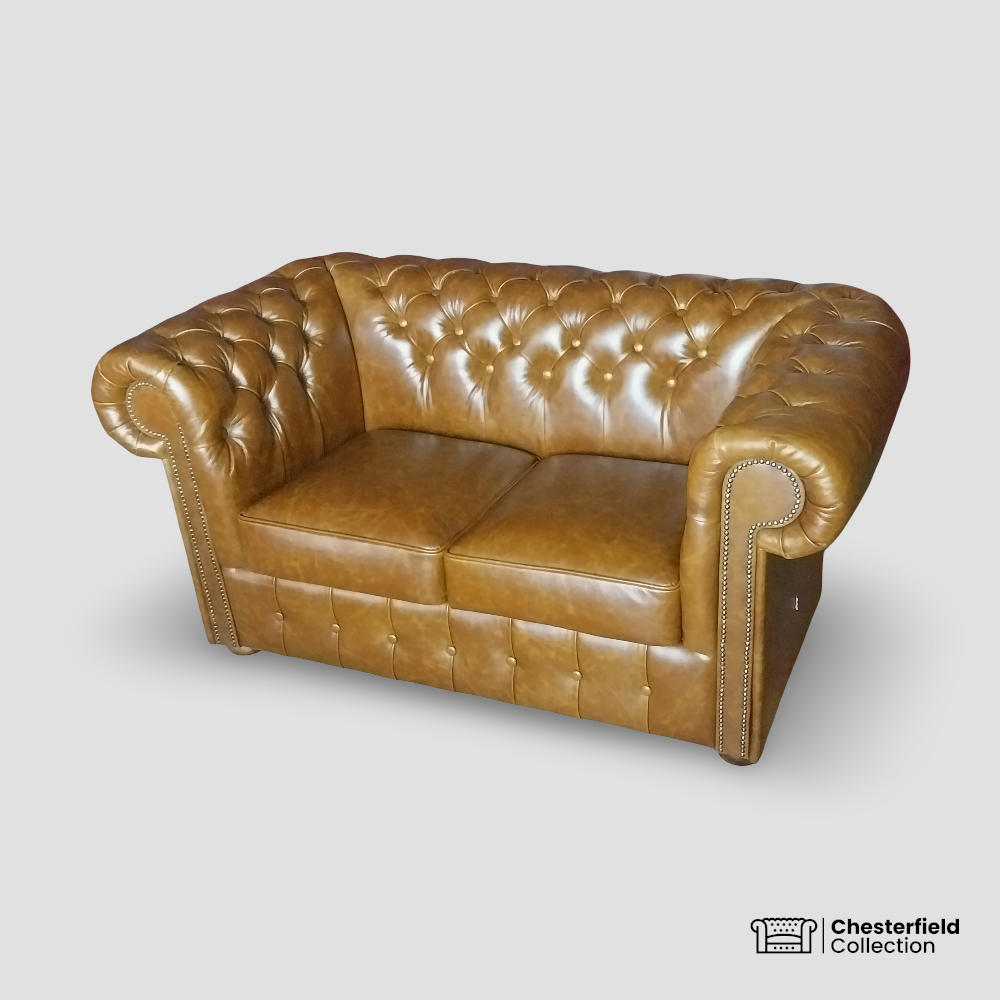 Canapé Chesterfield 2 places Fauve, vue de profil côté droit.