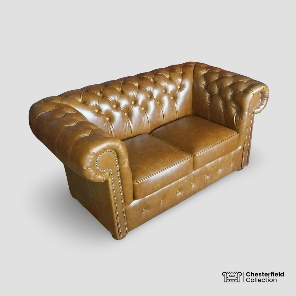 Canapé Chesterfield 2 places Fauve, vue de profil côté gauche.