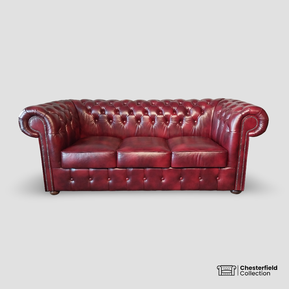 Canapé Chesterfield 3 places Bordeaux, vue de face.