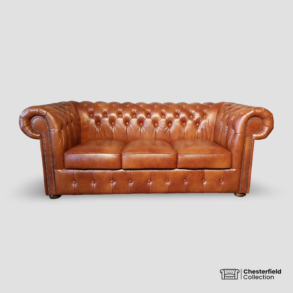 Canapé Chesterfield 3 places Camel, vue de face.