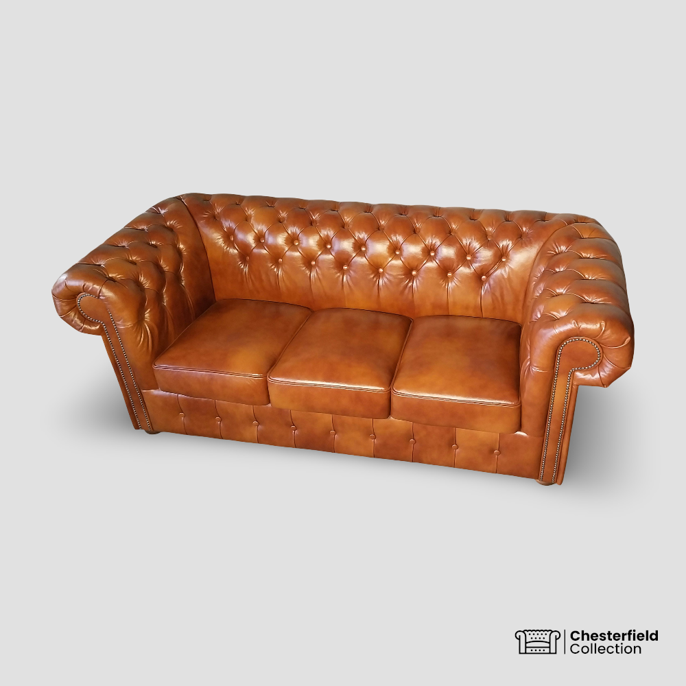 Canapé Chesterfield 3 places Camel, vue de profil côté droit.