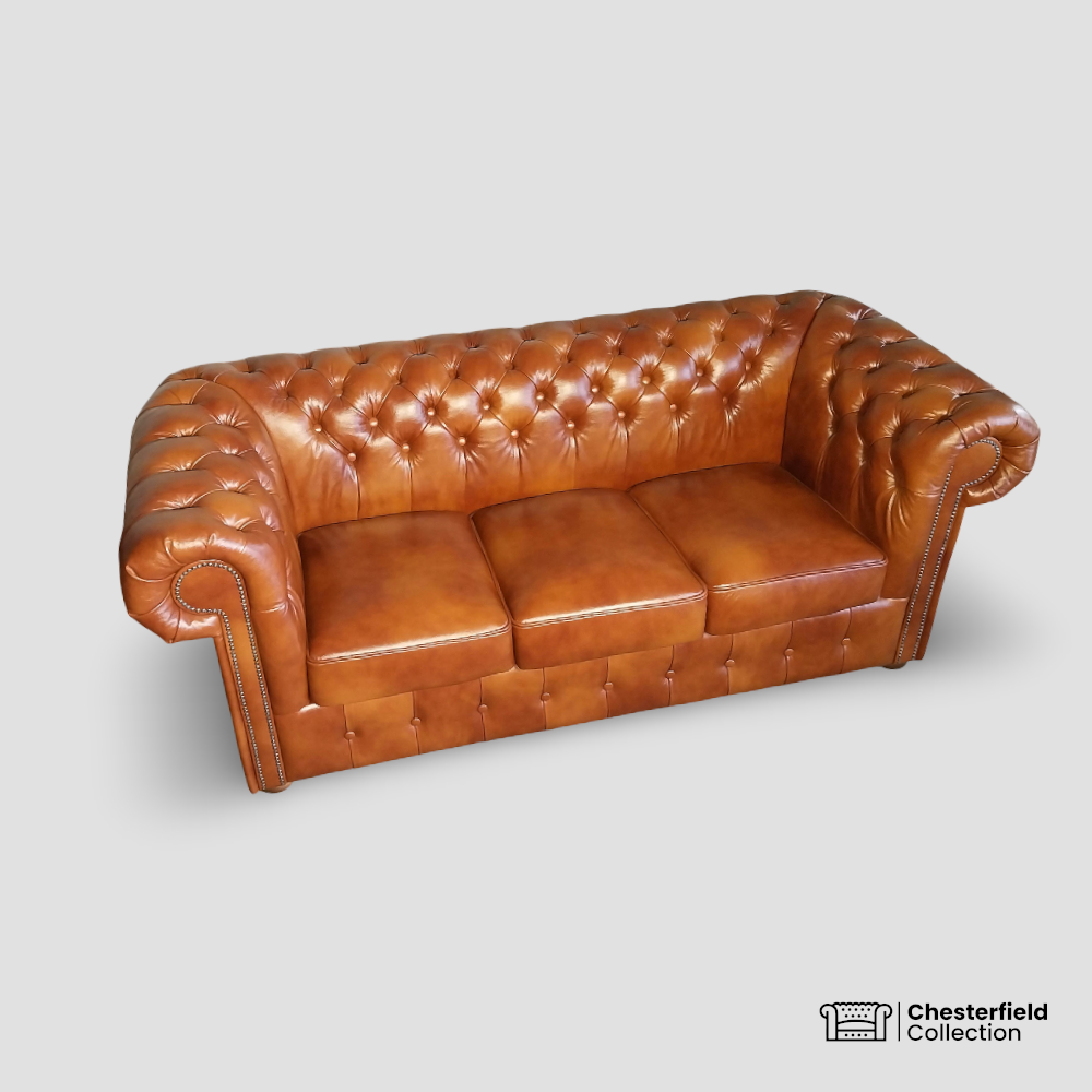Canapé Chesterfield 3 places Camel, vue de profil côté gauche.