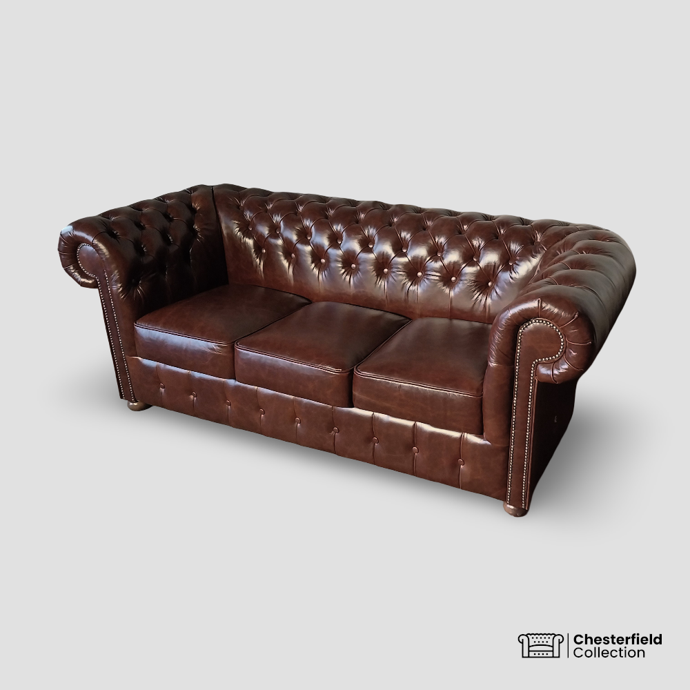 Canapé Chesterfield 3 places Chocolat, vue de profil côté droit.