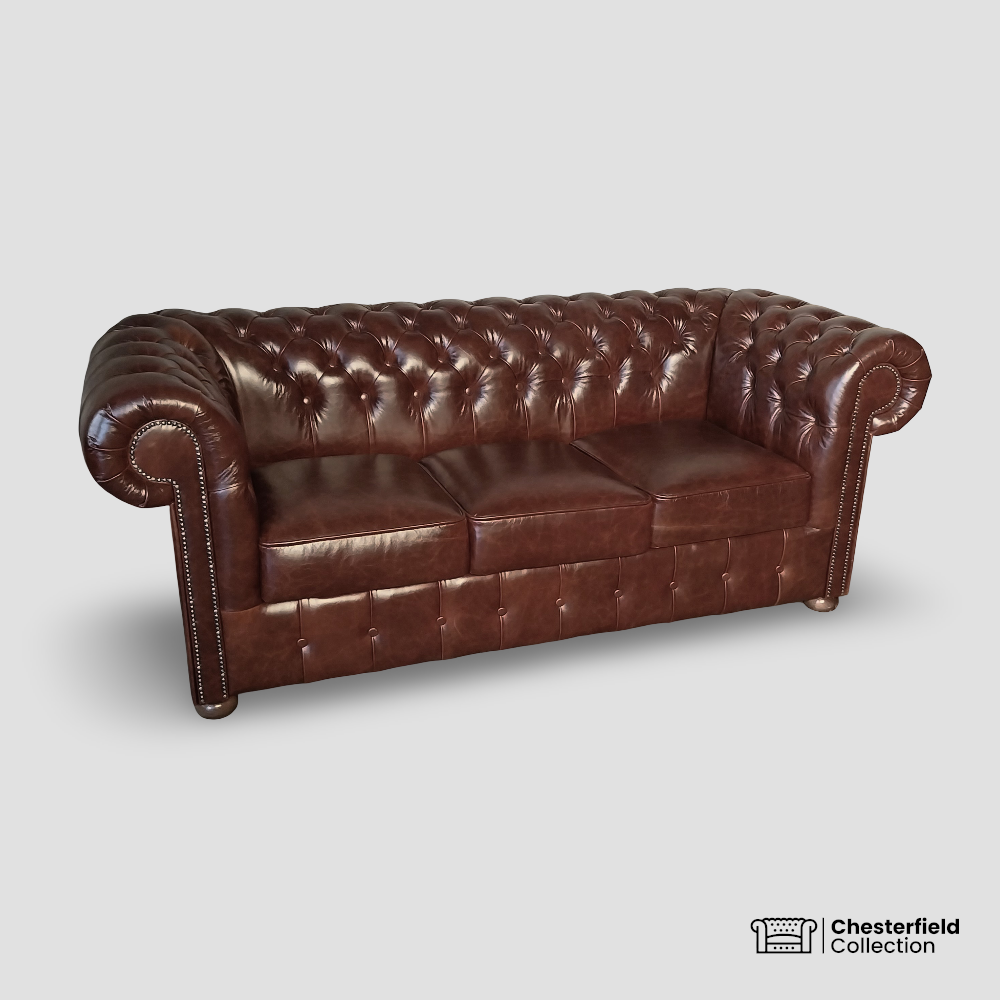 Canapé Chesterfield 3 places Chocolat, vue de profil côté gauche.