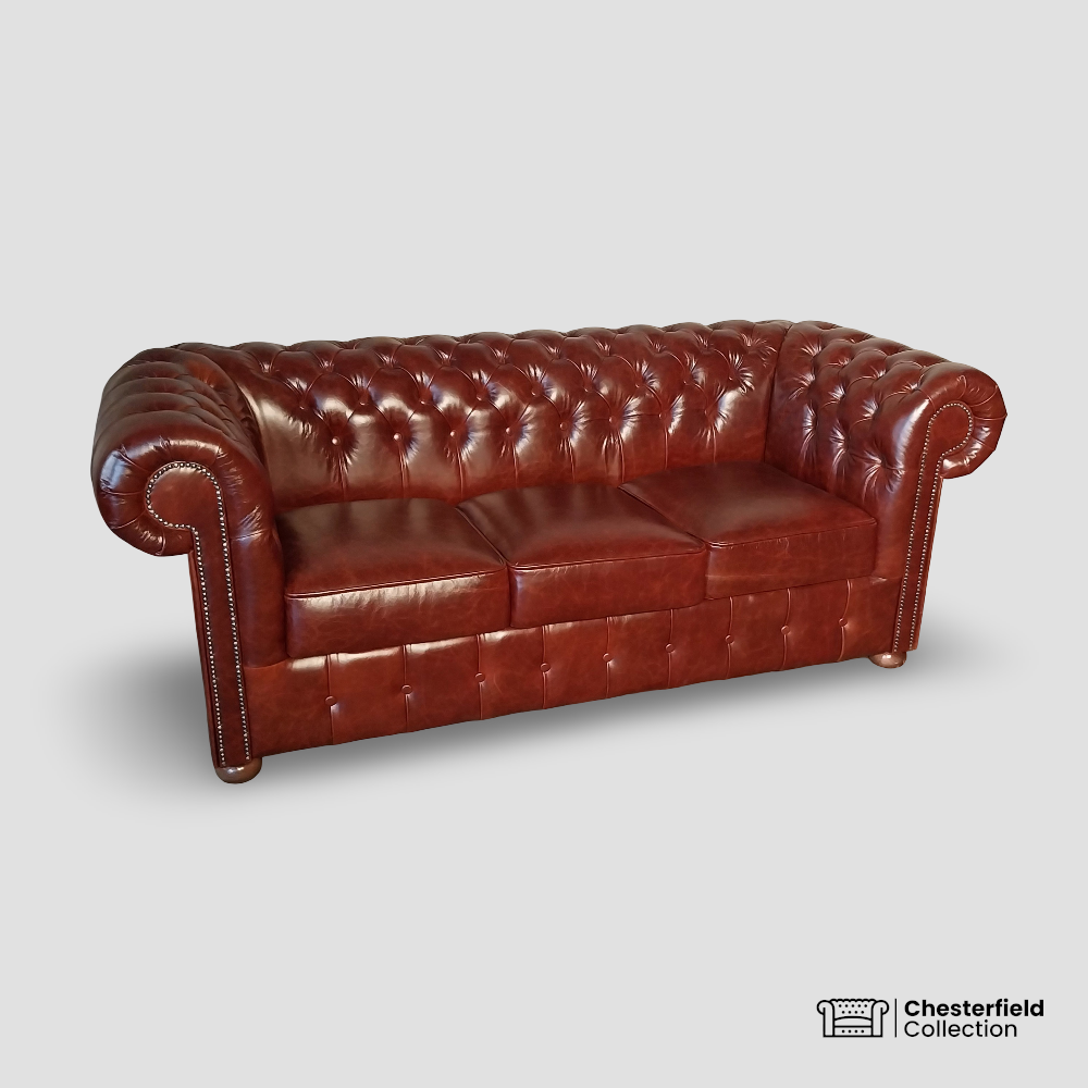 Canapé Chesterfield 3 places Cognac, vue de profil côté gauche.