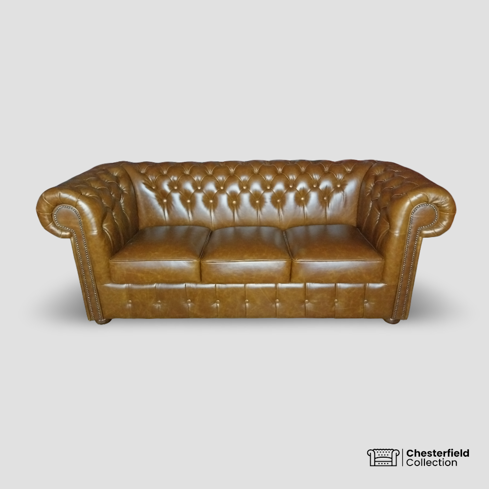Canapé Chesterfield 3 places Fauve, vue de face.