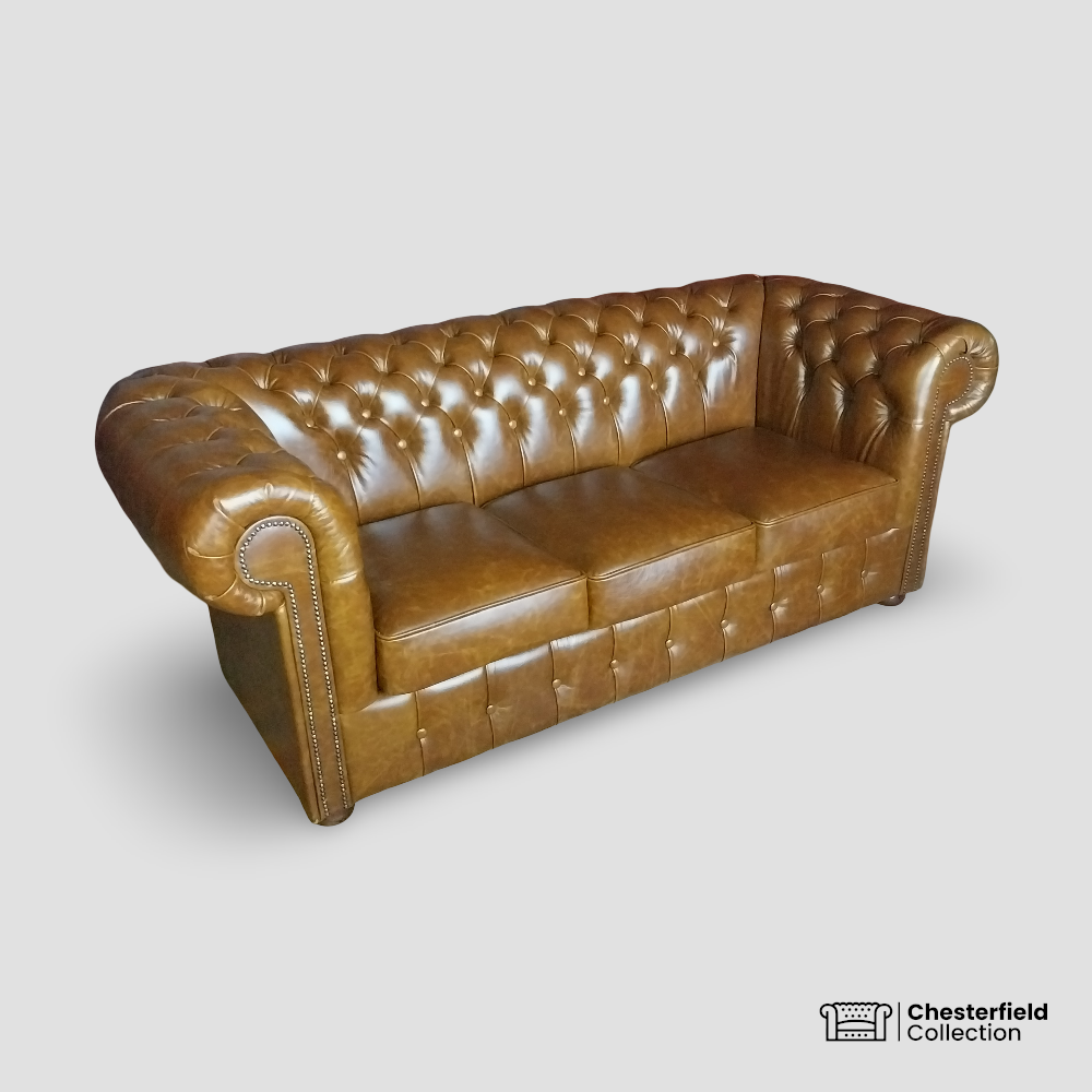 Canapé Chesterfield 3 places Fauve, vue de profil côté gauche.